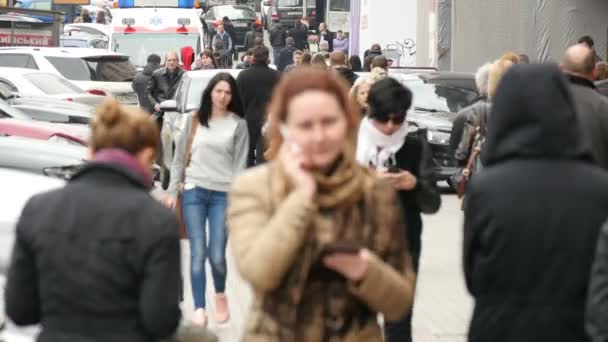 Mensen lopen van de belangrijkste straat Kiev — Stockvideo