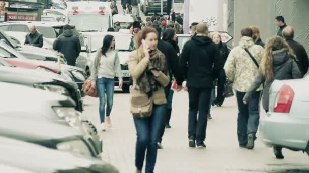 Mensen lopen van de belangrijkste straat Kiev — Stockvideo