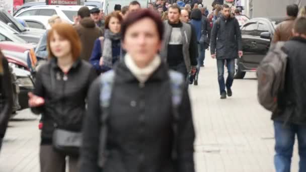 Lidí, kteří jdou hlavní ulice Kyjeva — Stock video