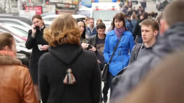 Gente caminando por la calle principal Kiev — Vídeos de Stock