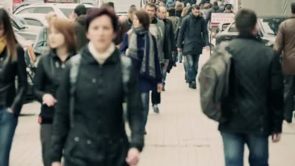 Gente caminando por la calle principal Kiev — Vídeo de stock