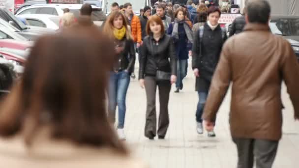 Emberek séta a fő utca Kiev — Stock videók