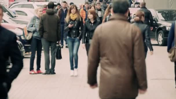 Gente caminando por la calle principal Kiev — Vídeo de stock