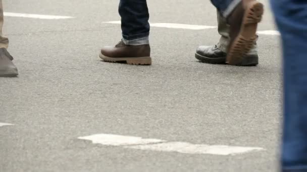 Menschen überqueren die Straße — Stockvideo