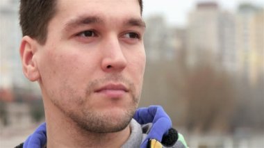 Rıhtımlar üzerinde genç adam