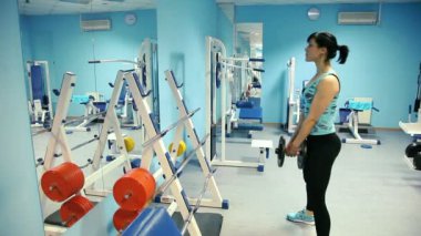 spor salonunda kız ağız kavgası