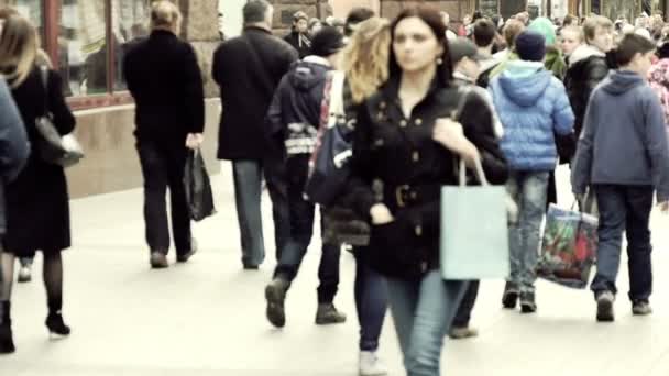 Ludzie chodzący ulicą — Wideo stockowe