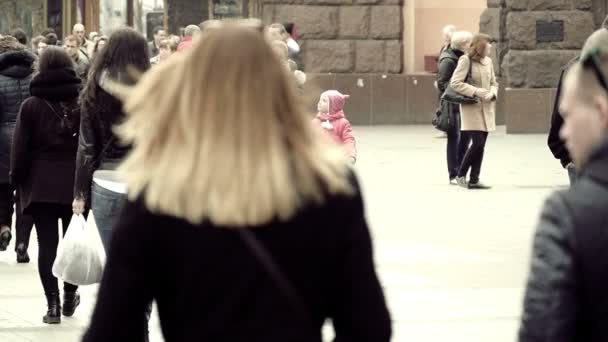 Люди, идущие по улице — стоковое видео
