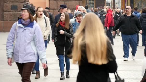 Ludzie chodzący ulicą — Wideo stockowe