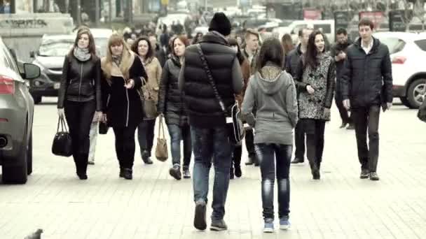 Menschen, die auf der Straße gehen — Stockvideo