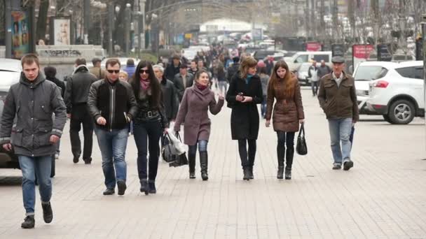 Mensen die op straat lopen — Stockvideo