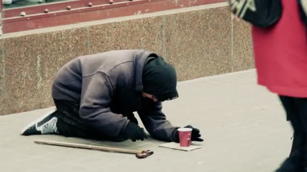 People walking on the street — Stock Video