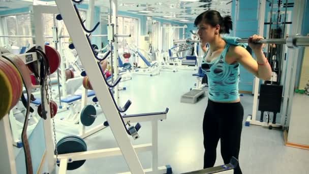 Chica sentadillas en el gimnasio — Vídeo de stock