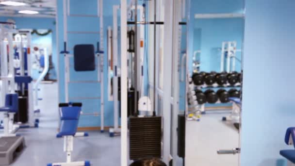 女孩蹲在健身房 — 图库视频影像