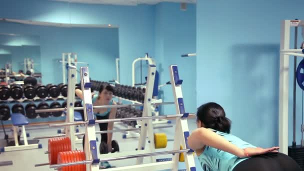 Flicka knäböj i gymmet — Stockvideo