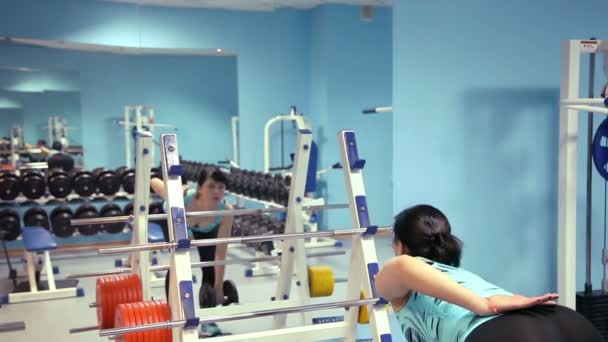 Chica sentadillas en el gimnasio — Vídeos de Stock