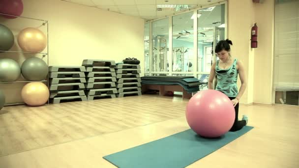 Woman engaged in the gym — Stock Video