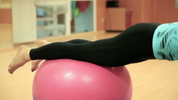 Femme engagée dans la salle de gym — Video