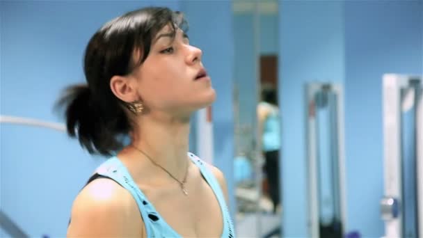 Femme faisant des exercices de force — Video