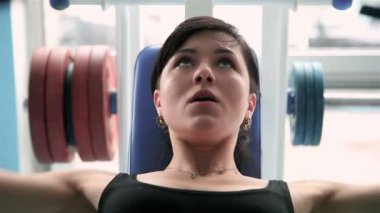 Kız güç egzersizleri yapıyor