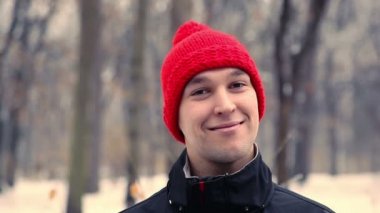 kırmızı bere gülümsüyor adam