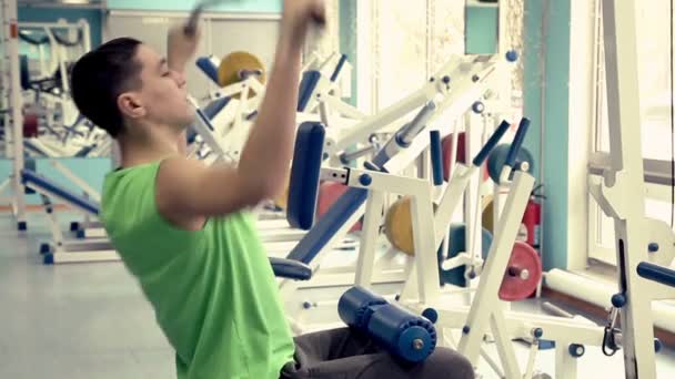 Hombre entrenando en el gimnasio — Vídeos de Stock