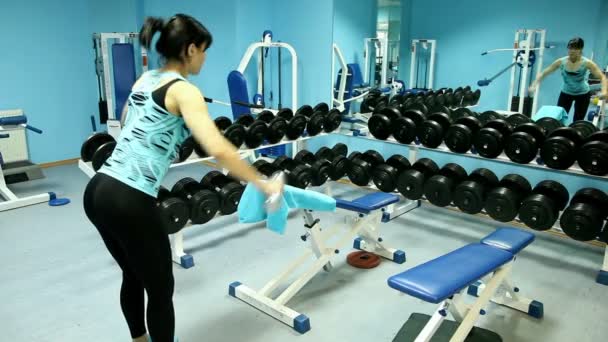 Mujer haciendo ejercicios de fuerza — Vídeos de Stock