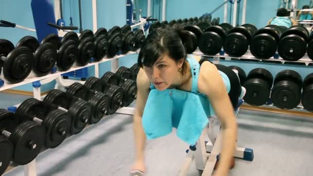 Žena, která dělá silová cvičení — Stock video