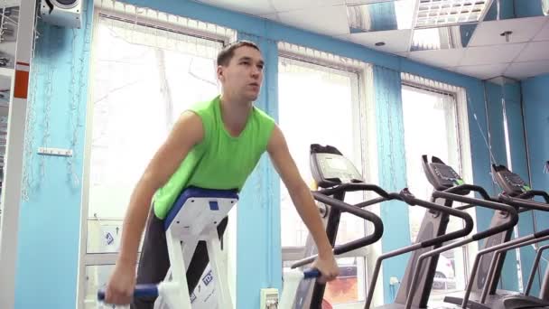 Hombre entrenando en el gimnasio — Vídeos de Stock