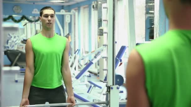 Man training in de sportschool — Stockvideo