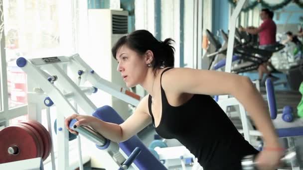 Menina fazendo exercícios de força — Vídeo de Stock
