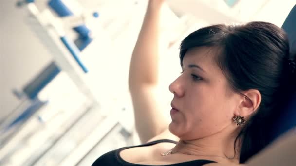 Fille faire des exercices de force — Video