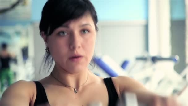 Fille faire des exercices de force — Video