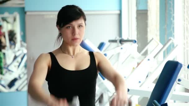 Fille faire des exercices de force — Video