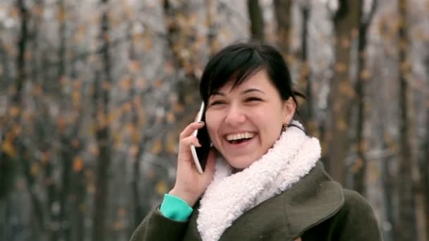 Menina falando no telefone — Vídeo de Stock