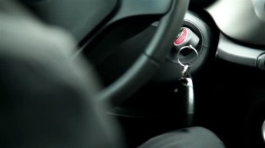 Arabayı süren adam.