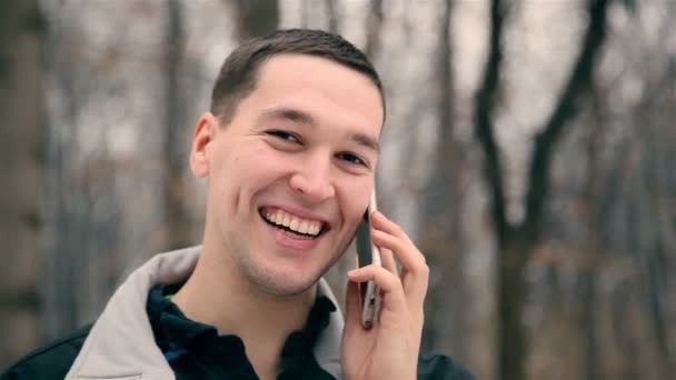 Hombre hablando por teléfono — Vídeos de Stock