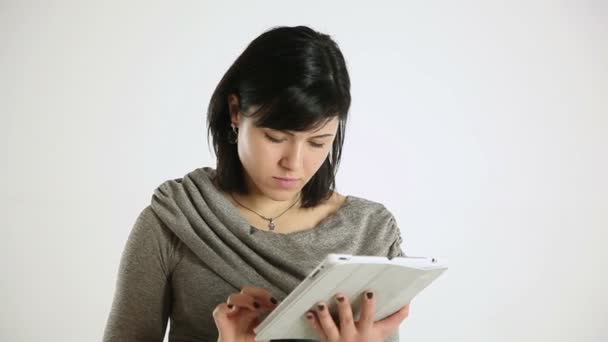 Woman reads the news — Stock Video