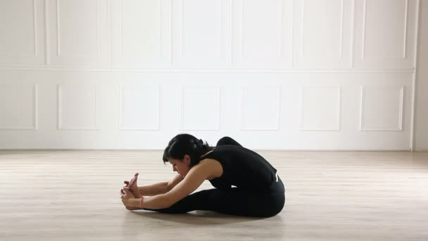 Nő csinál jóga — Stock videók