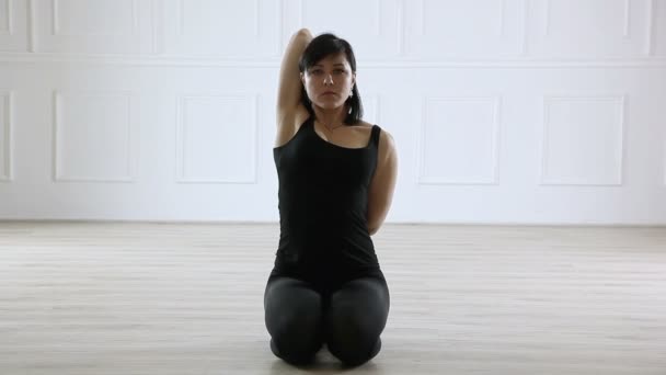 Vrouw doet yoga — Stockvideo