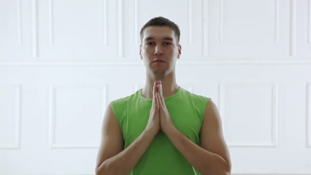 Jeune homme faisant du yoga — Video