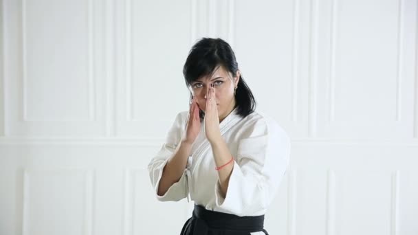 太極拳に従事している女性 — ストック動画