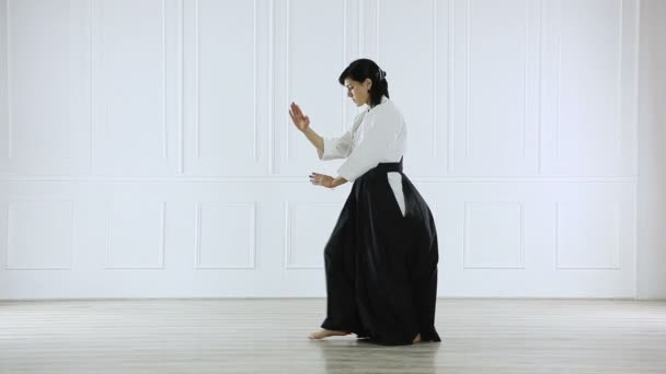 Woman engaged in tai chi chuan — Stock Video