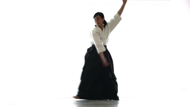 Woman engaged in tai chi chuan — Stock Video