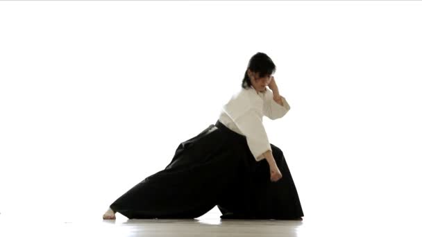 Donna impegnata in tai chi chuan — Video Stock