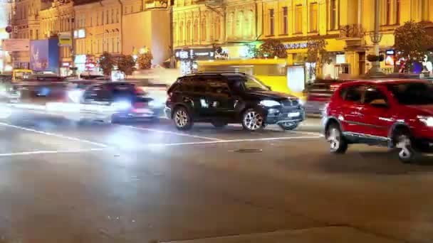 Trânsito de automóveis na cidade — Vídeo de Stock