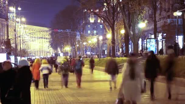 La gente camina por la calle principal Khreschatyk — Vídeos de Stock