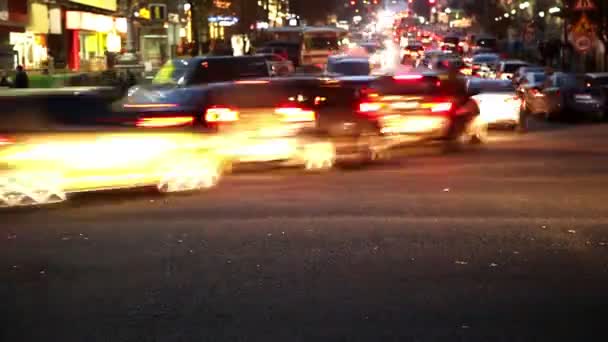 Tráfico de coches en la ciudad — Vídeos de Stock