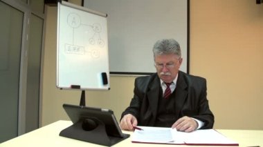 Ofiste çalışan bir işadamı.