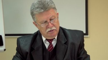 İş adamı telefonda konuşuyor.